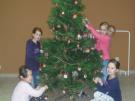 Družina zdobila vánoční stromečky